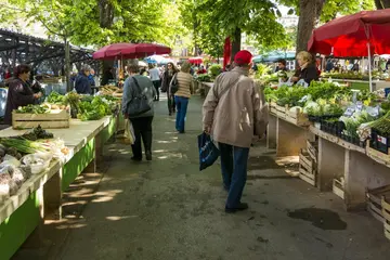 Alejka bazarku ze straganami warzyw