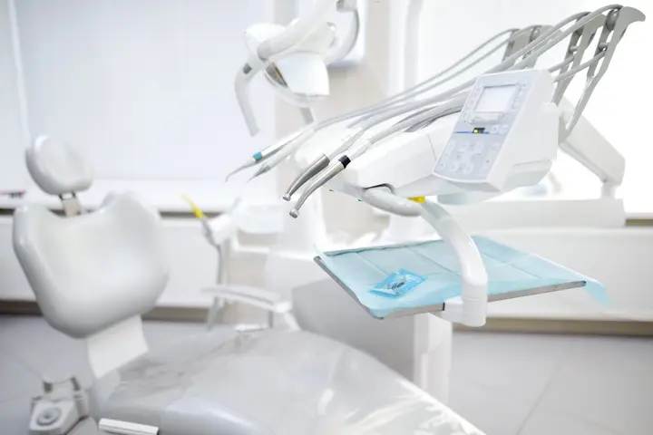 Fotel dentystyczny i sprzęt w czystym gabinecie zabiegowym