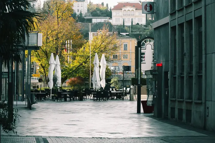 Puste stoliki kawiarni na spokojnej uliczce