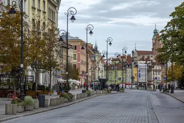 Spokojne Krakowskie Przedmieście w słoneczny dzień