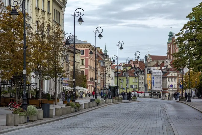 Spokojne Krakowskie Przedmieście w słoneczny dzień
