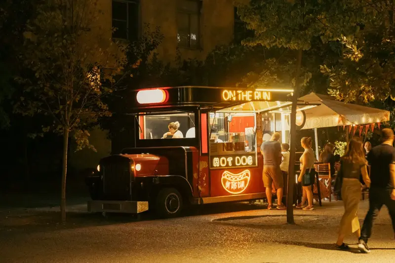 Food truck i ludzie w letni wieczór