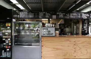 Lada małego baru z tablicą menu