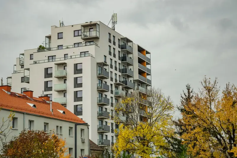 Nowy blok obok starszego domu jesienią