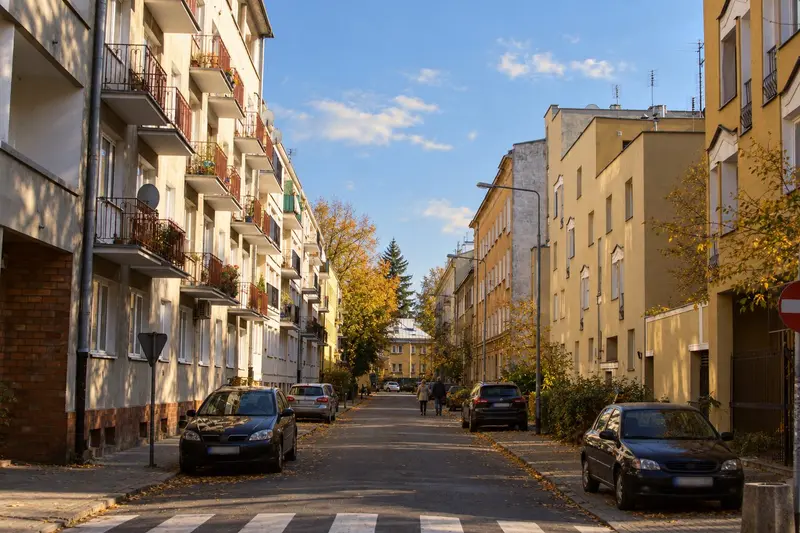 Ulica Kwiatowa na Starym Mokotowie wczesną jesienią