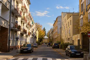 Ulica Kwiatowa na Starym Mokotowie wczesną jesienią