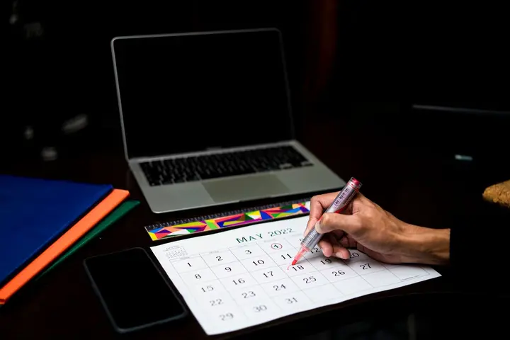 Laptop i kalendarz z zaznaczonym terminem