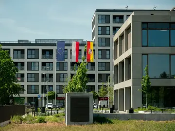 Budynek urzędu z flagami Polski i Unii Europejskiej