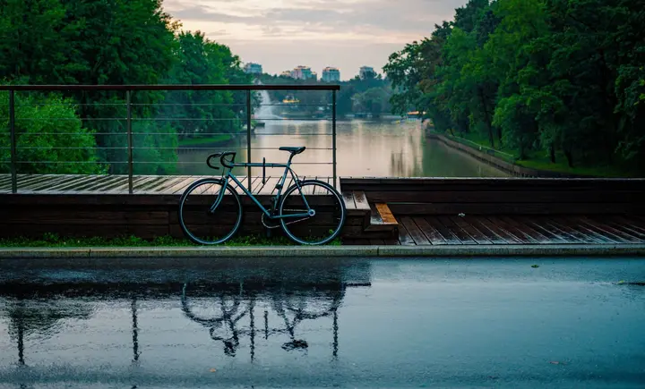 Rower przy barierce nad rzeką