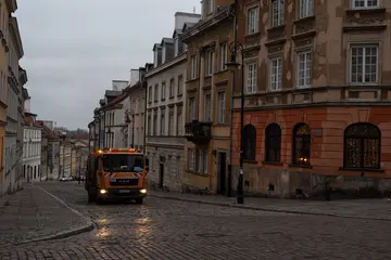 Spokojna uliczka warszawskiej Starówki rano