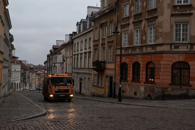 Spokojna uliczka warszawskiej Starówki rano