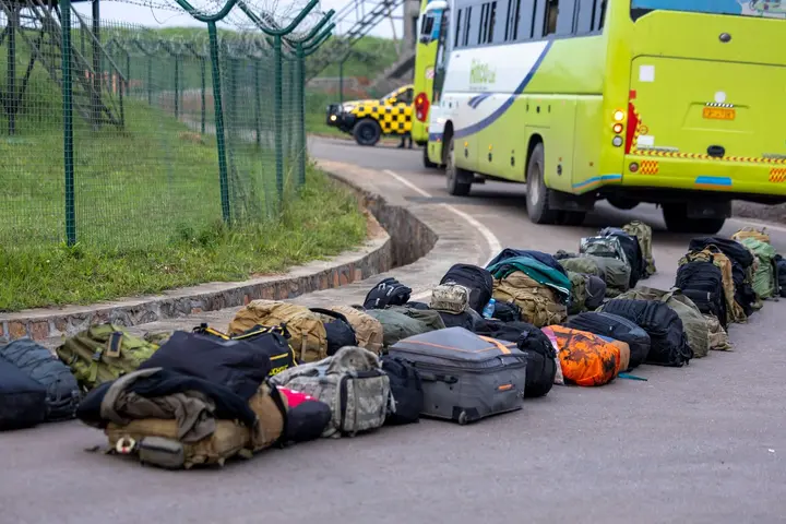 Plecaki dzieci ułożone obok autokaru